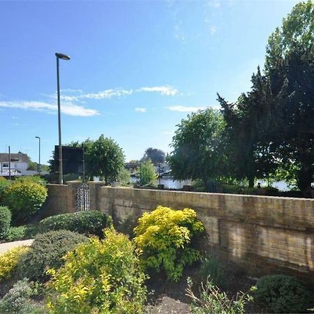 Staines-upon-Thames Thames View Apartments מראה חיצוני תמונה