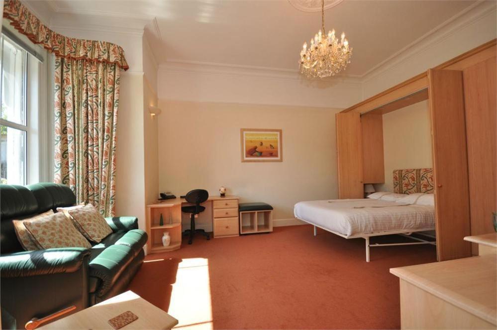 Staines-upon-Thames Thames View Apartments מראה חיצוני תמונה