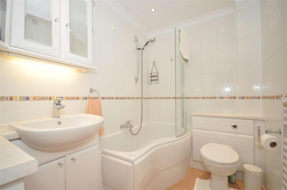 Staines-upon-Thames Thames View Apartments מראה חיצוני תמונה
