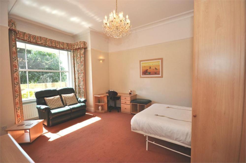 Staines-upon-Thames Thames View Apartments מראה חיצוני תמונה