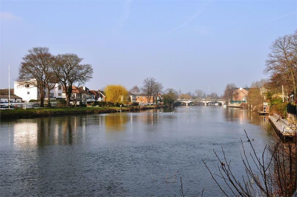 Staines-upon-Thames Thames View Apartments מראה חיצוני תמונה